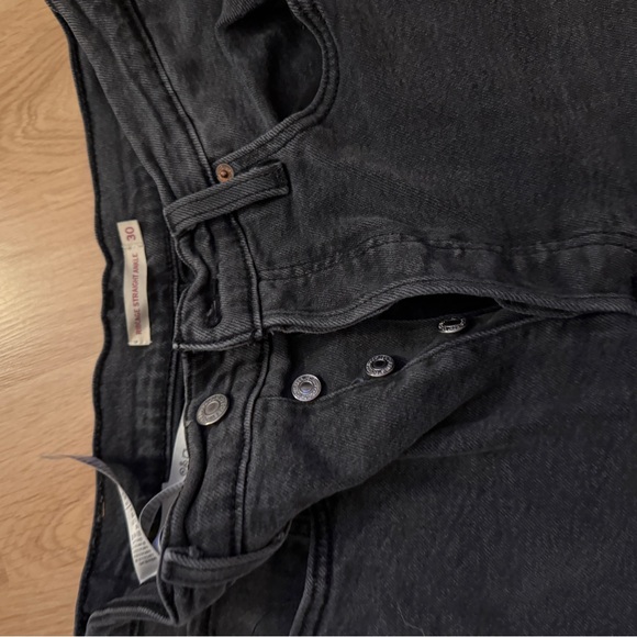 Levi’s Ribcage Straight Button Closure - Picture 2 of 2